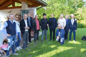 I rappresentanti della Palazola, nella foto a sinistra Roberto Poletti, con gli artisti de "I Colori del Rock"